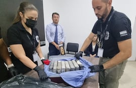 El fiscal Osmar Segovia, quien investigó y acusó en el caso Scanner, observaba la apertura de la maleta de la mula. Llevaba 11 kilos de cocaína y debía abordar un vuelo a España.