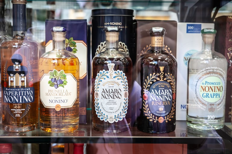 Un escaparate en Roma muestra una variedad de licores italianos noninos, que incluyen prunella, amaro y grappa.