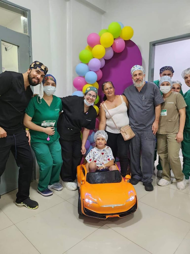 Un niño que va entrar a cirugía con los intervinientes.