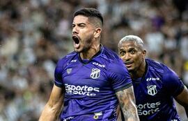 El paraguayo Jorge Recalde, jugador del Ceará, celebra un gol en el partido frente al Brusque por la fecha 29 de la Serie B de Brasil.