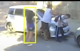 El momento en el que el taxista le propinaba un tercer golpe en la cabeza al adolescente de 17 años.