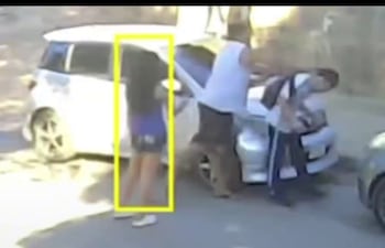 El momento en el que el taxista le propinaba un tercer golpe en la cabeza al adolescente de 17 años.
