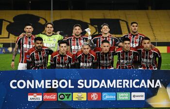 Jugadores de Central Córdoba posan para una foto antes del partido de fútbol de los playoffs de la ronda eliminatoria de la Copa Sudamericana entre Cerro Largo de Uruguay y Central Córdoba de Argentina, en el estadio Campeón del Siglo en Montevideo.
