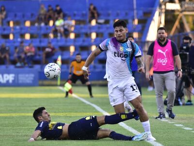 Fractura y expulsión de Víctor Dávalos, que se extiende buscando parar el avance de Matías Espinoza, pero sufrió el “doble golpe”