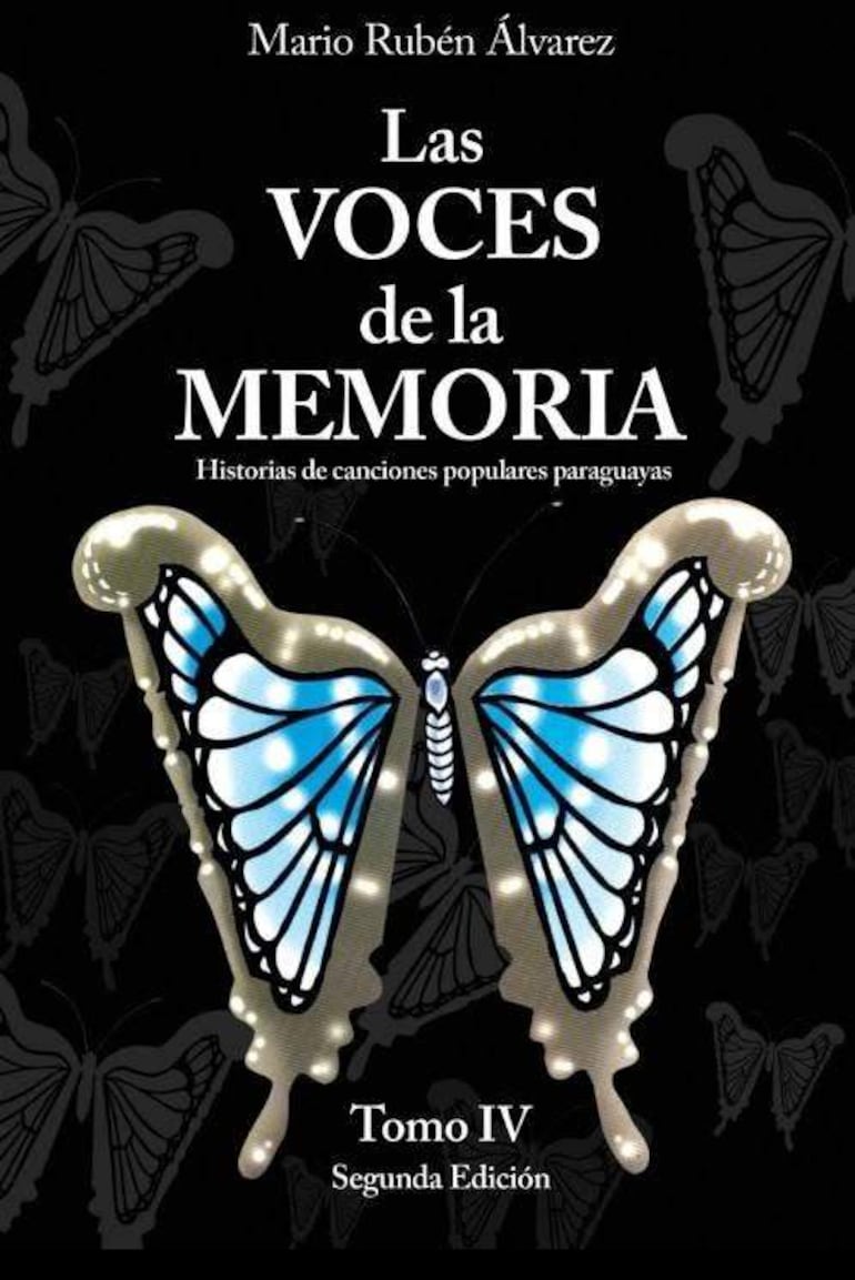 Mario Rubén Álvarez muestra sus libros en un evento cultural, rodeado de pósteres y un ambiente de exposición literaria.