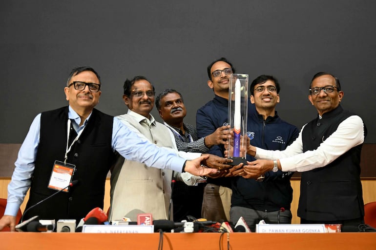 El presidente de la Organización de Investigación Espacial de la India (ISRO), V. Narayanan (2.º desde la derecha), el director ejecutivo de Skyroot Aerospace, Pawan Kumar Chandana (también 2.º desde la derecha), y el director de operaciones y cofundador Naga Bharath Daka (3.º desde la derecha) posan junto a una réplica del cohete Vikram-1 durante una conferencia de prensa, tras su exitoso lanzamiento desde el Centro Espacial Satish Dhawan, en Sriharikota, una isla frente a la costa del estado de Andhra Pradesh, el 18 de julio de 2026.