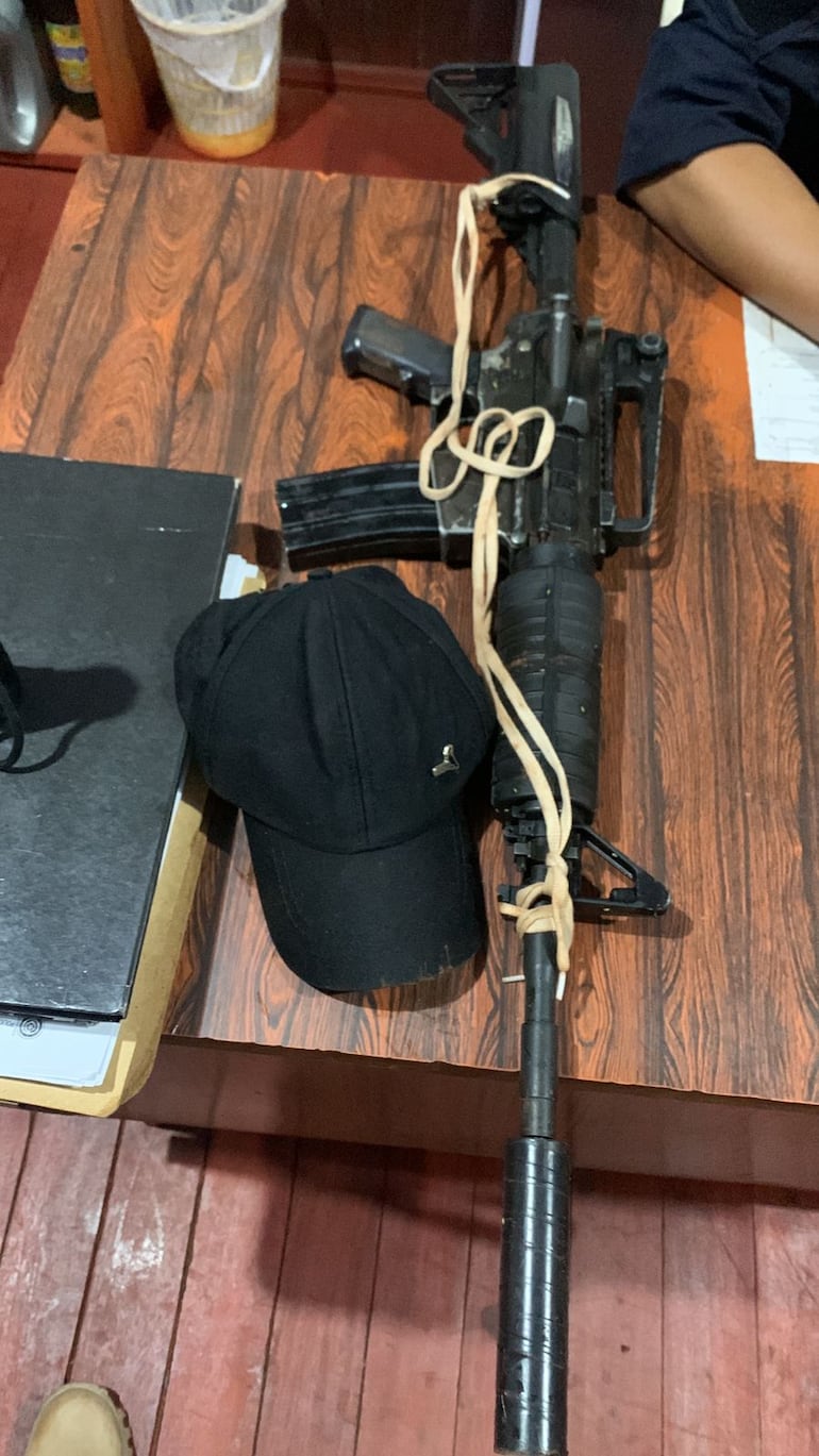 El fusil de plástico tipo M4, que los criminales abandonaron en el sitio donde supuestamente alzaron las cajas fuertes en una camioneta.