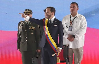 El presidente de Colombia, Abelardo de la Espriella, señala luego de pronunciar un discurso este viernes, en Cali (Colombia). EFE