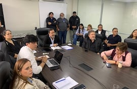 El viceministro de Transporte, Econ. Emiliano R. Fernández, encabezó este martes una reunión con representantes de gremios y empresarios del transporte público.