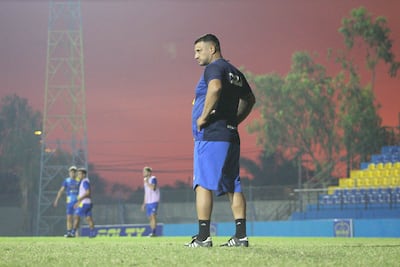Mario Jara dirigiendo el entrenamiento del necesitado 12 de Junio de Villa Hayes.