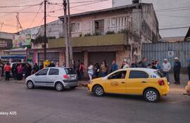 Varias personas, entre ellas adultos mayores, en la fila desde la madrugada para comprar carne.