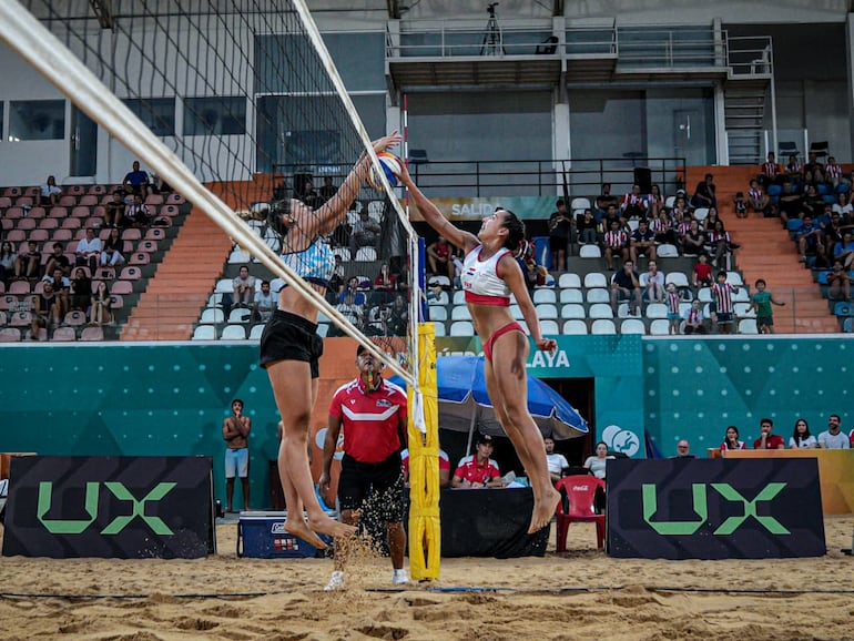 Fiorella Núñez intenta ganar el punto ante el bloqueo de la argentina.