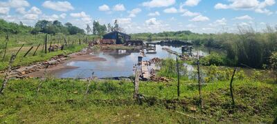 Oleros de Villa Florida paralizan sus labores tras la crecida del río Tebicuary, que inundó las zonas de extracción de materia prima.
