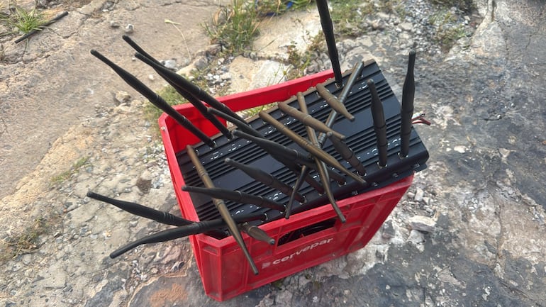 Los asaltantes tenían un inhibidor de señal que fue incautado como evidencia.