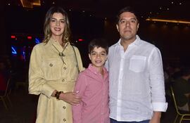 Tere Codas y Didier Arias junto a su hijo Didi Arias Codas.