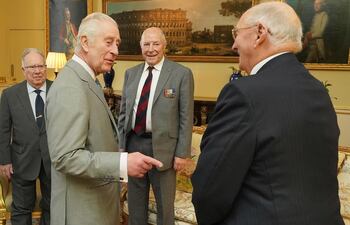 El rey Carlos III se reunió con veteranos de la Guerra de Corea en el Palacio de Buckingham.