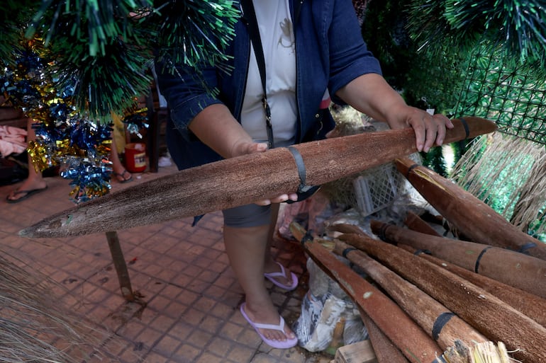 Una persona sostiene una flor de coco en el mercado 4 este sábado, en Asunción.
