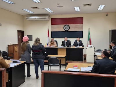 De izquierda a derecha, los miembros del Tribunal de Sentencia: la jueza Fabiola Quinteros; Hugo Ignacio Ríos Alcaraz, presidente; y el juez Pedro Nazer.