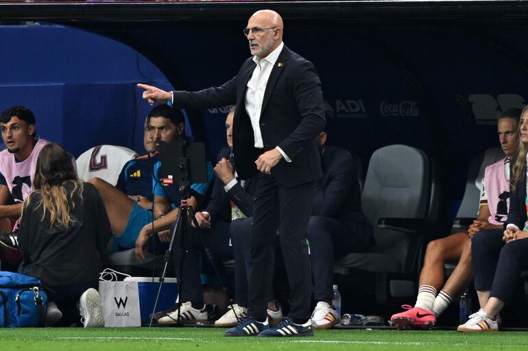 El seleccionador de España, Luis de la Fuente, hace gestos durante el partido de semifinales de la Copa Mundial de la FIFA 2026 entre Francia y España, en Dallas, Texas, EE. UU..