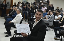 El uruguayo Gastón Olveira, futbolista de Olimpia, durante la naturalización como paraguayo.