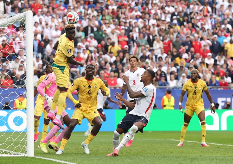 La defensa de Ghana sacó absolutamente todo e Inglaterra no pudo quebrar el cero.