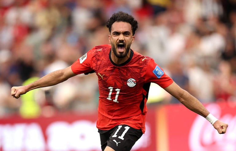 Mostafa Zico de Egipto celebra tras marcar el primer gol.