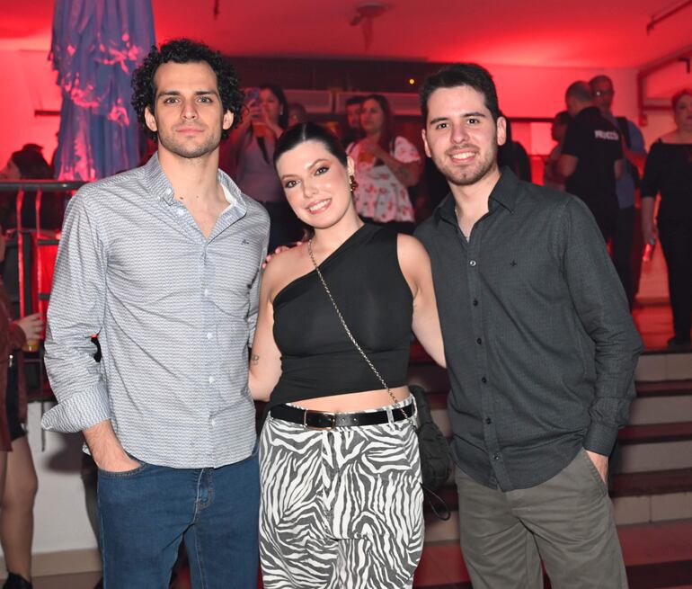 Fabrizio Giardina, Violeta Carmona e Iván Medina.