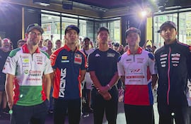 Los pilotos Cal Crutchlow, Pedro Acosta, Ai Ougura, Diogo Moreira y Marco Bezzecchi, de izquierda a derecha, en rueda de prensa previa al GP de Gran Bretaña de MotoGP, en Londres.