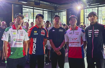 Los pilotos Cal Crutchlow, Pedro Acosta, Ai Ougura, Diogo Moreira y Marco Bezzecchi, de izquierda a derecha, en rueda de prensa previa al GP de Gran Bretaña de MotoGP, en Londres.