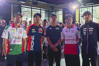 Los pilotos Cal Crutchlow, Pedro Acosta, Ai Ougura, Diogo Moreira y Marco Bezzecchi, de izquierda a derecha, en rueda de prensa previa al GP de Gran Bretaña de MotoGP, en Londres.