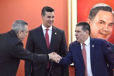 Yamil Esgaib se da un apretón de manos con Horacio Cartes, ante la mirada de Santiago Peña