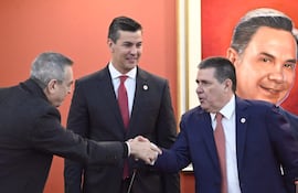 Yamil Esgaib se da un apretón de manos con Horacio Cartes, ante la mirada de Santiago Peña
