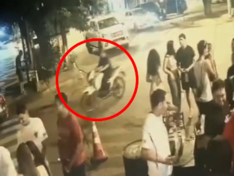 El sicario que mató al policía (en círculo), cuando llegaba a la escena del crimen.