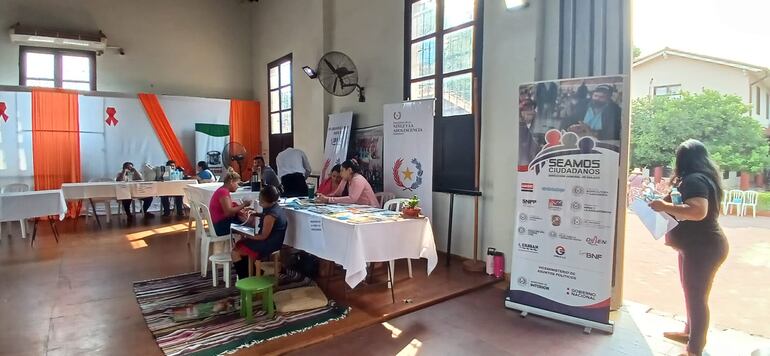 Dentro del salón de la municipalidad de aregua varias mesas de instituciones estatales esperan la llegada de la gente