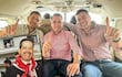 Pedro Alliana y Santiago Peña sonríen en un helicóptero, mientras Raúl Latorre muestra el dedo índice en señal de triunfo.