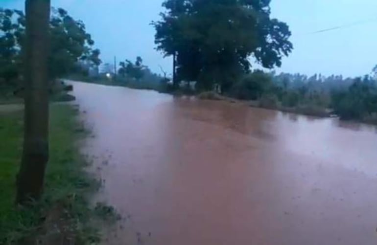 Las constantes lluvias que se registran deja intransitable este camino vecinal en la colonia Vy´a Renda del distrito de Yrybucuá