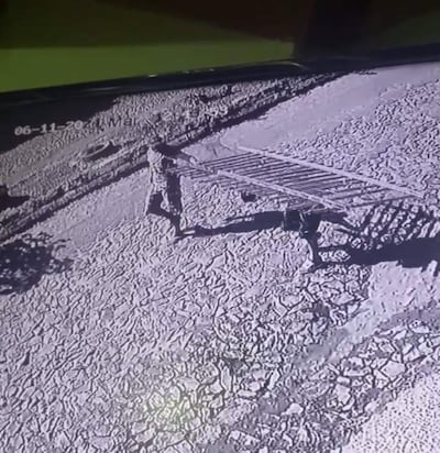 Hasta un portón robaron en los últimos días en la ciudad de San Antonio. El hecho ocurrió en el barrio Cerrito y quedó registrado en cámaras de circuito cerrado de la zona. (Captura de video de circuito cerrado).