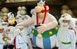 Fotografía tomada el 21 de julio de 2004 en Plailly, que muestra a actores disfrazados de personajes de los cómics de Astérix y Obélix en el parque temático Astérix. La Compagnie des Alpes anunció el 2 de diciembre de 2025 que transformaría el parque temático alemán Belantis, adquirido en abril, en un parque Astérix, el primero fuera de Francia, para '2030/2031'.