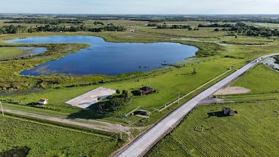 La Laguna Maká ofrece un paisaje natural único, ideal para el descanso familiar y la contemplación de aves en su entorno perfectamente conservado.