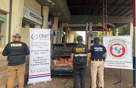 Incautan carne vacuna de dudosa procedencia del maletero de un automóvil en Pirapó.