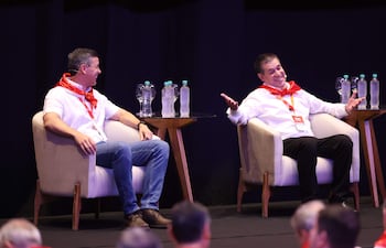 Presidente Santiago Peña (i) y el expresidente y líder del Partido Colorado, Horacio Cartes (2013-2018).