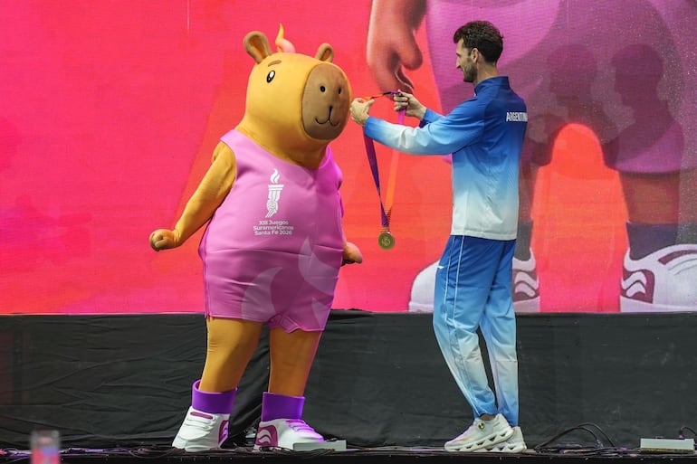 La macota oficial Capi, la gran figura de los Juegos recibe la medalla de oro.