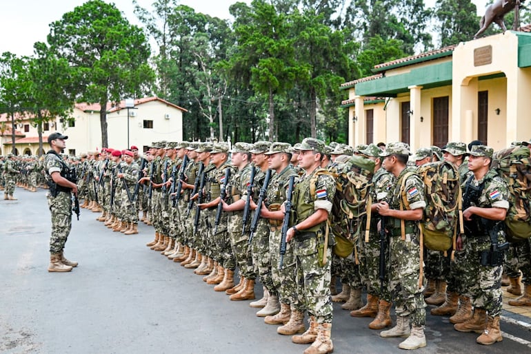 Militares van rumbo a Canindeyú, como parte de la Operación Escudo Guaraní.