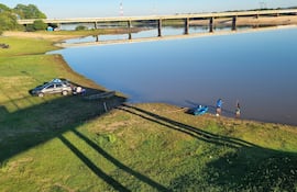 Turistas pescan a orillas del río Tebicuary, en Villa Florida, Misiones.