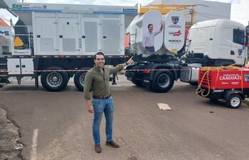 El Gobernador de Caaguazú mostrando la planta asfáltica móvil adquirida de una empresa brasileña.