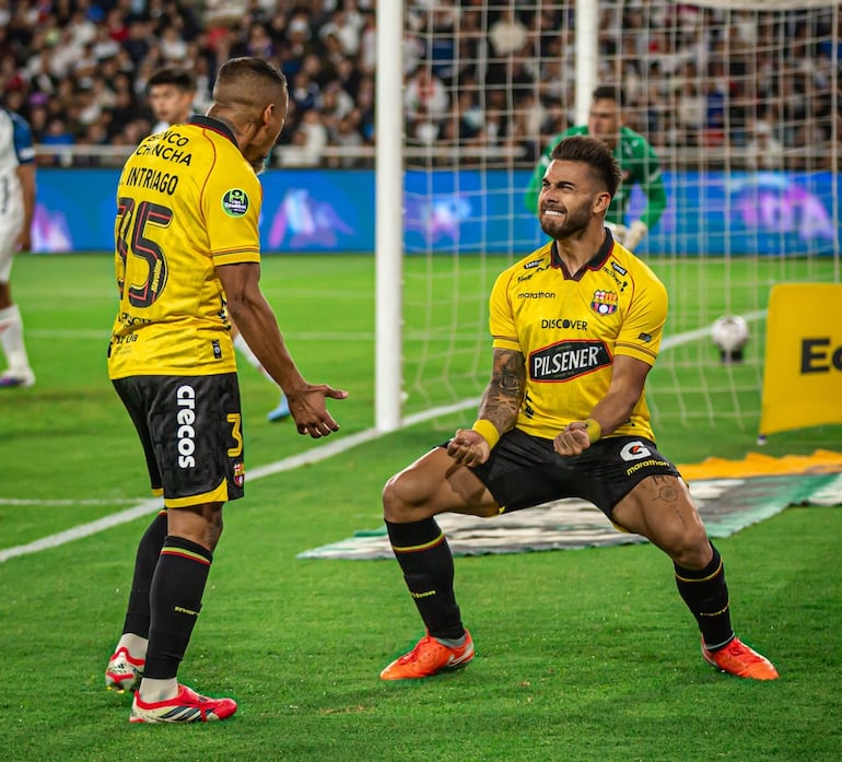 Héctor Daniel Villalba festeja su gol para el Barcelona de Guayaquil