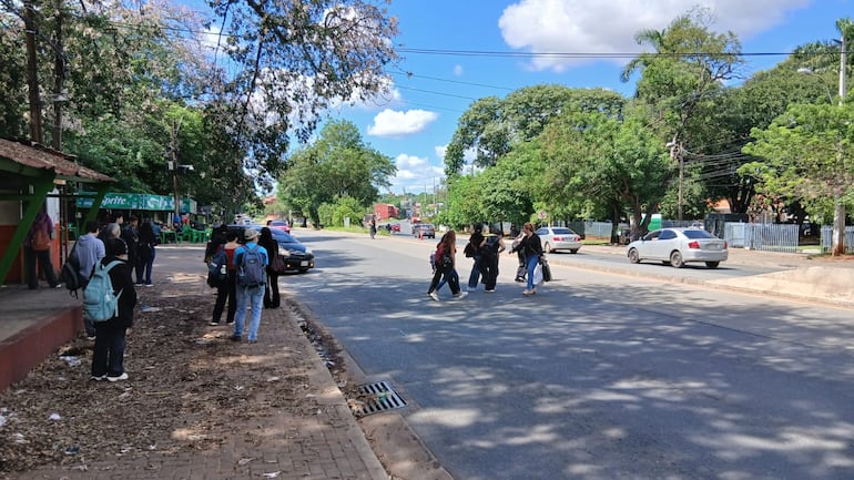 Se puede observar a estudiantes cruzar sobre la ruta Mcal. Estigarribia donde no hay señalización para cruce peatonal.