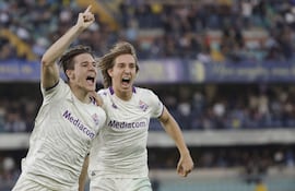 Verona (Italia), 04/04/2026.- Nicolo Fagioli (i) de la Fiorentina celebra tras anotar el gol 0-1 durante el partido de fútbol de la Serie A italiana entre Hellas Verona FC y ACF Fiorentina en el estadio Marcantonio Bentegodi de Verona (Italia), 04 de abril de 2026. (Italia) EFE/EPA/EMANUELE PENNACCHIO