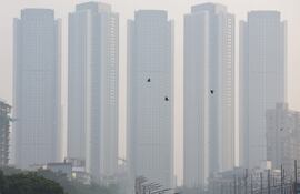 Zona central de Bombay oscurecida por una capa de contaminación atmosférica. Consumo mundial de carbón batio récord en 2023.