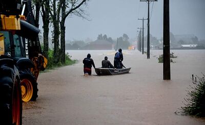 Fotografía cedida por el ayuntamiento que muestra a un grupo de personas que se transportan en una canoa en una calle inundada este miércoles, en Santa María, Estado de Río Grande del Sur (Brasil).